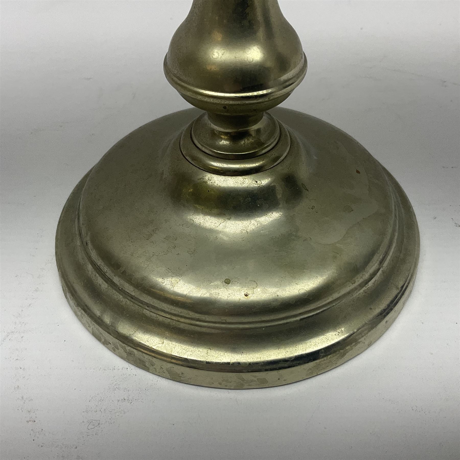 William H Honey polished brass adjustable student's oil lamp, with green glass shade, H60cm
