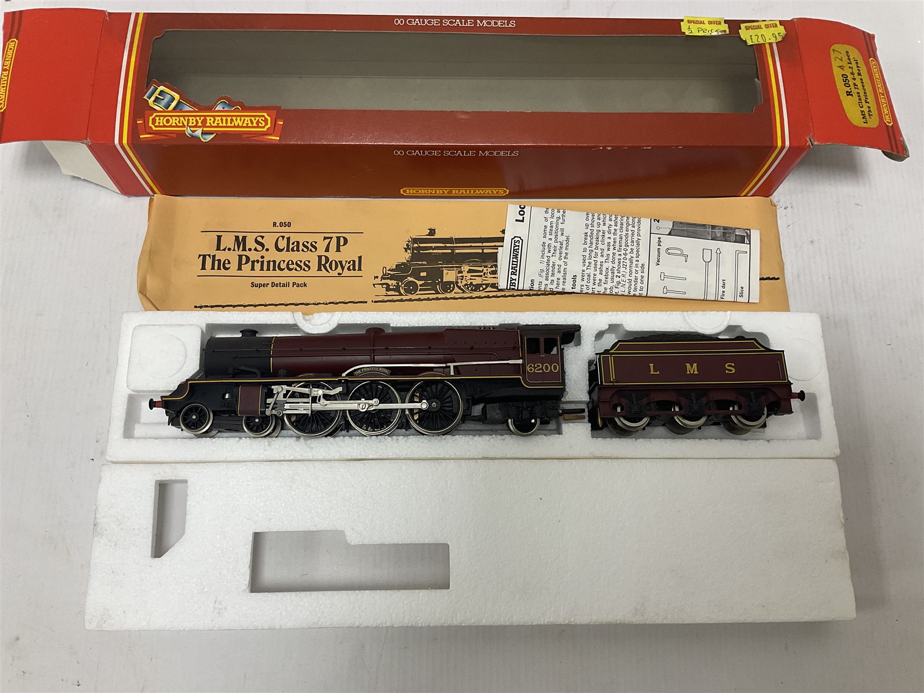 Hornby ‘00’ gauge - Class N15 4-6-0 ‘Sir Dinadan’ locomotive no.795 in SR green; Coronation Class 7P 4-6-2 ‘Duchess of Sutherland’ locomotive no.6233 in LMS maroon; Class 7P 4-6-2 ‘The Princess Royal’ locomotive no.6200 in LMS maroon; Class A4 4-6-2 ‘Mallard’ locomotive no.60022 in BR green; in original boxes (4) 