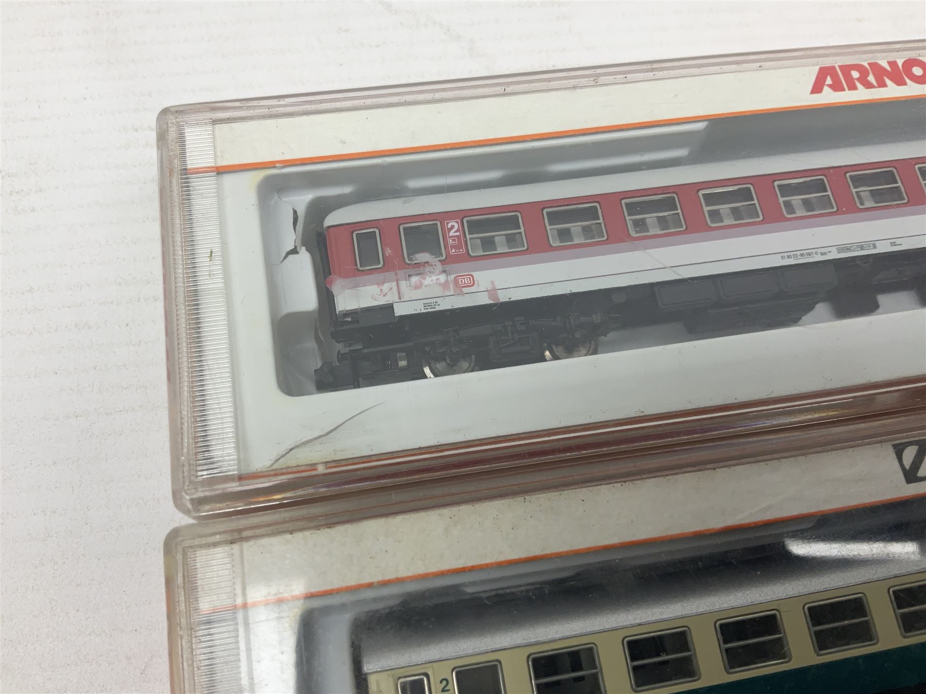 Roco 'N' gauge - 23259 BR 290 German Diesel locomotive and 25307 flat wagon with two containers; both boxed; and two Arnold 'N' gauge passenger coaches Nos.3202 and 3825; both boxed (4)