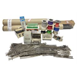 Quantity of Peco H0/00 Streamline track including unused pack of long lengths; two Gaugemaster control units, one boxed; other control units for spares or repair; and nine part rolls of various coloured electronic wiring