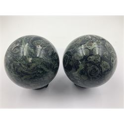 Pair kambaba jasper sphere, upon carved wooden bases, D10cm