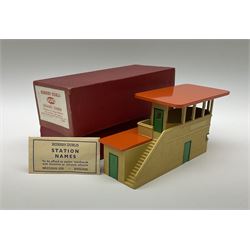 Hornby Dublo - 5080 Signal Cabin with pack of Station Names; two D1 Footbridges, one with instructions; and two 2460 Plastic Level Crossings suitable for two-rail system; 2400 T.P.O. Mail Van Set for two-rail system all boxed; together with three plastic brick effect tunnel mouths for double track layout (9)