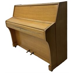 Kemble - English 20th century compact upright piano in light oak case, with an overstrung cast iron frame, underdamper action, original stringing and hammers, with sostenuto and sustain pedals. 88 note compass (7 octaves). 