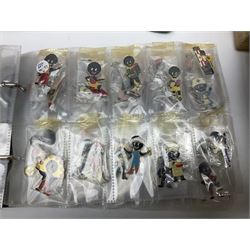 Large collection of Robertson's Golly memorabilia including badges, seven band figures, ceramics, toast racks etc