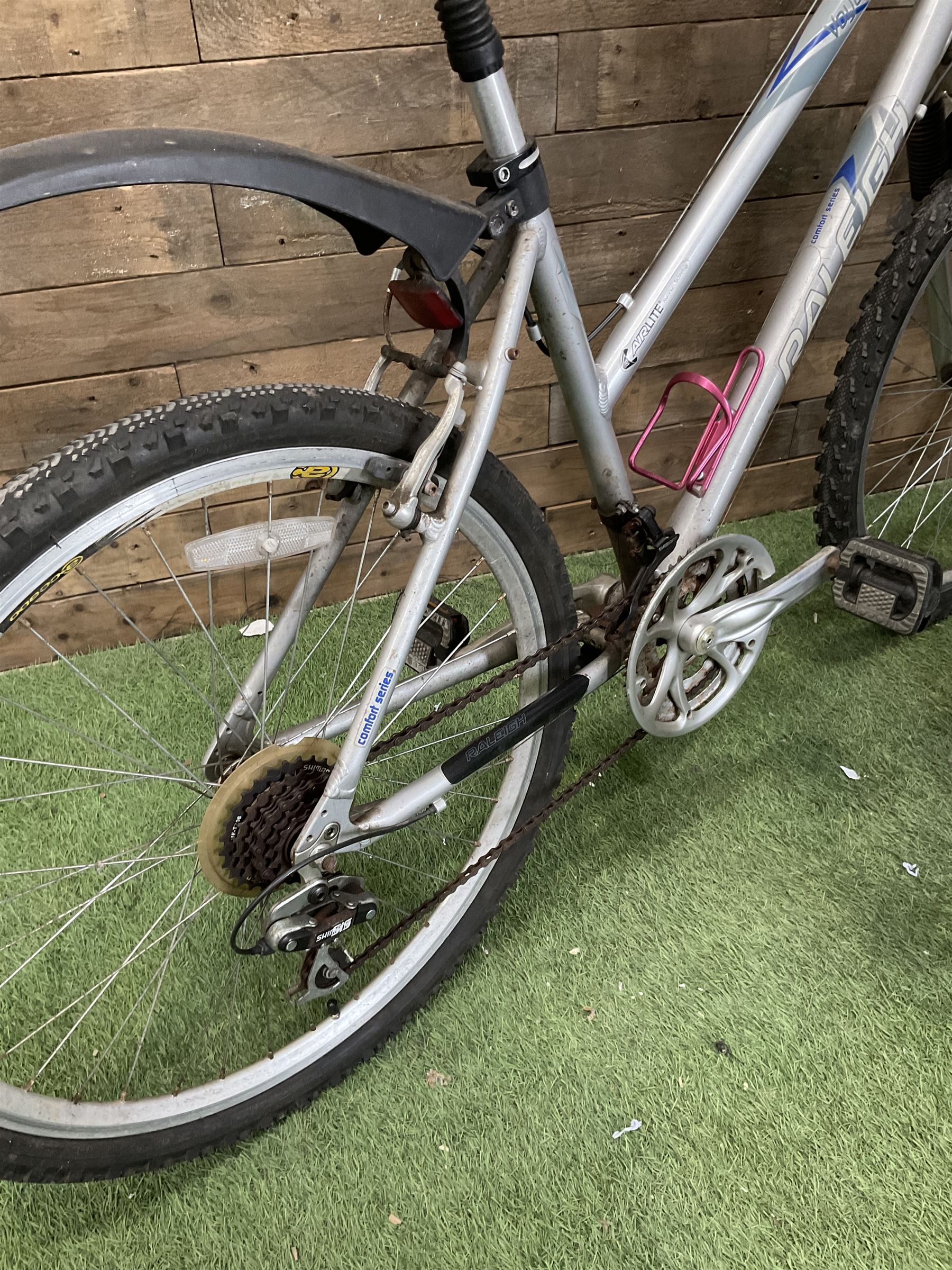 Pair of Raleigh Voyager and Cameo bikes  - THIS LOT IS TO BE COLLECTED BY APPOINTMENT FROM DUGGLEBY STORAGE, GREAT HILL, EASTFIELD, SCARBOROUGH, YO11 3TX