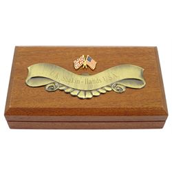 Two gold coin set comprising Queen Elizabeth II 1957 gold full sovereign coin and United States of America 2007 quarter ounce fine gold ten dollar coin, housed in a display case