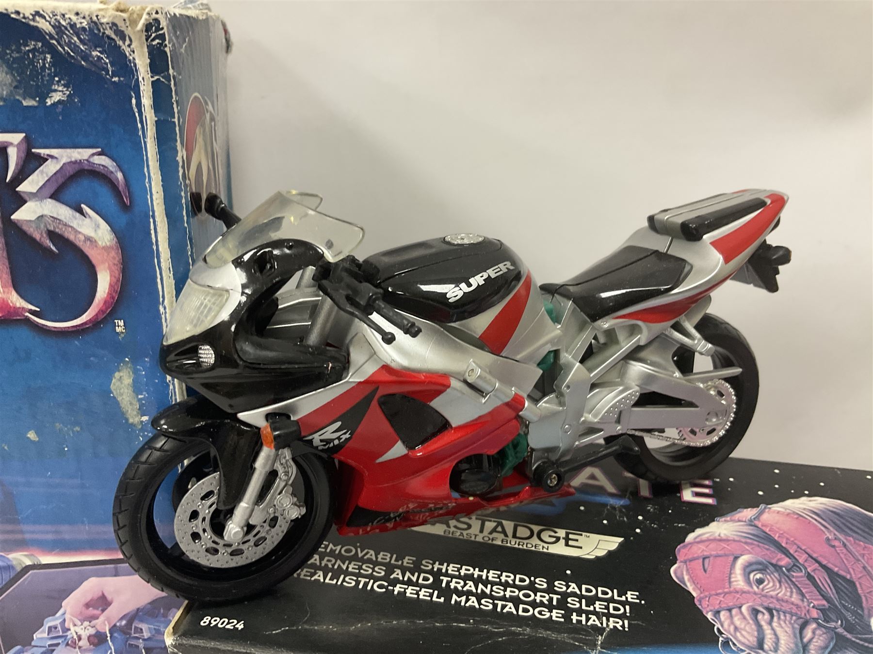 Miscellaneous toys to include Robert Harrop Fun Figurines of Captain Scarlet and Thunderbirds Braman the Robot; Thundercats Thundertank and Mumm-Ra; Stargate Mastadge Beast of Burden; various periodical issue metal figures for Star Wars, Buffy the Vampire Slayer, James Bond etc; all boxed (18)