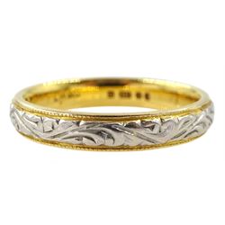 22ct yellow gold wedding band, hallmarked London 1993, with applied engraved platinum centre section