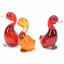 Two Whitefriars dilly ducks, together with four Isle of Wight Glass fish 