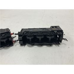 ‘00’ gauge - Airfix locomotive model kits comprising series 4 City of Truro kit and empty series 4 box, series 4 Mogul, two series 4 Harrow kits, all boxed; together with Rosebud Kitmaster Stirling kit and quantity of loose plastic locomotives and tenders from Airfix, Kitmaster, Ratio etc 