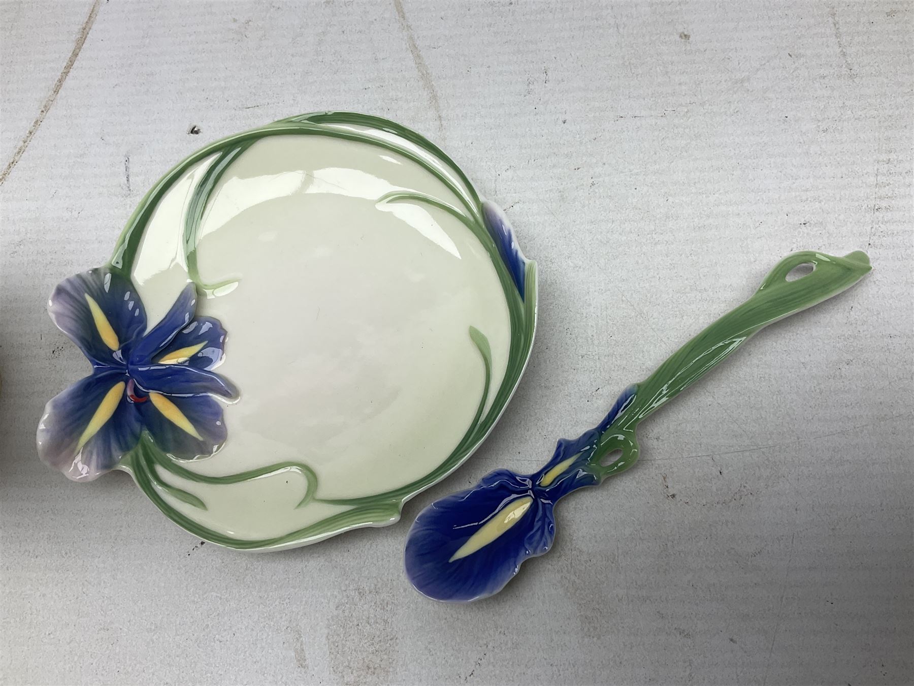 Five Franz teacups and saucers comprising Hummingbird FZ00129, Bluebell FZ00875, Dragonfly FZ00028, Butterfly XP1693 and Daisy FZ00793, together with Hummingbird spoon, all boxed (6)