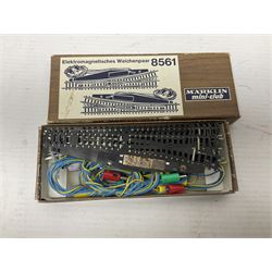 Marklin mini-club 'Z' gauge - quantity of predominantly boxed track including 8505 straights, 8530 curves, 8561 points, 8939 signals, 8591, 8507, 8510, 8564 etc; conductor wire sections with 8911 supports; short lengths, cross-overs, switches and other accessories