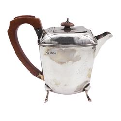 1930s silver hot water pot, with chevron rim, wooden handle and finial and upon four hoof feet, hallmarked Richard Richardson, Sheffield 1933, H18cm