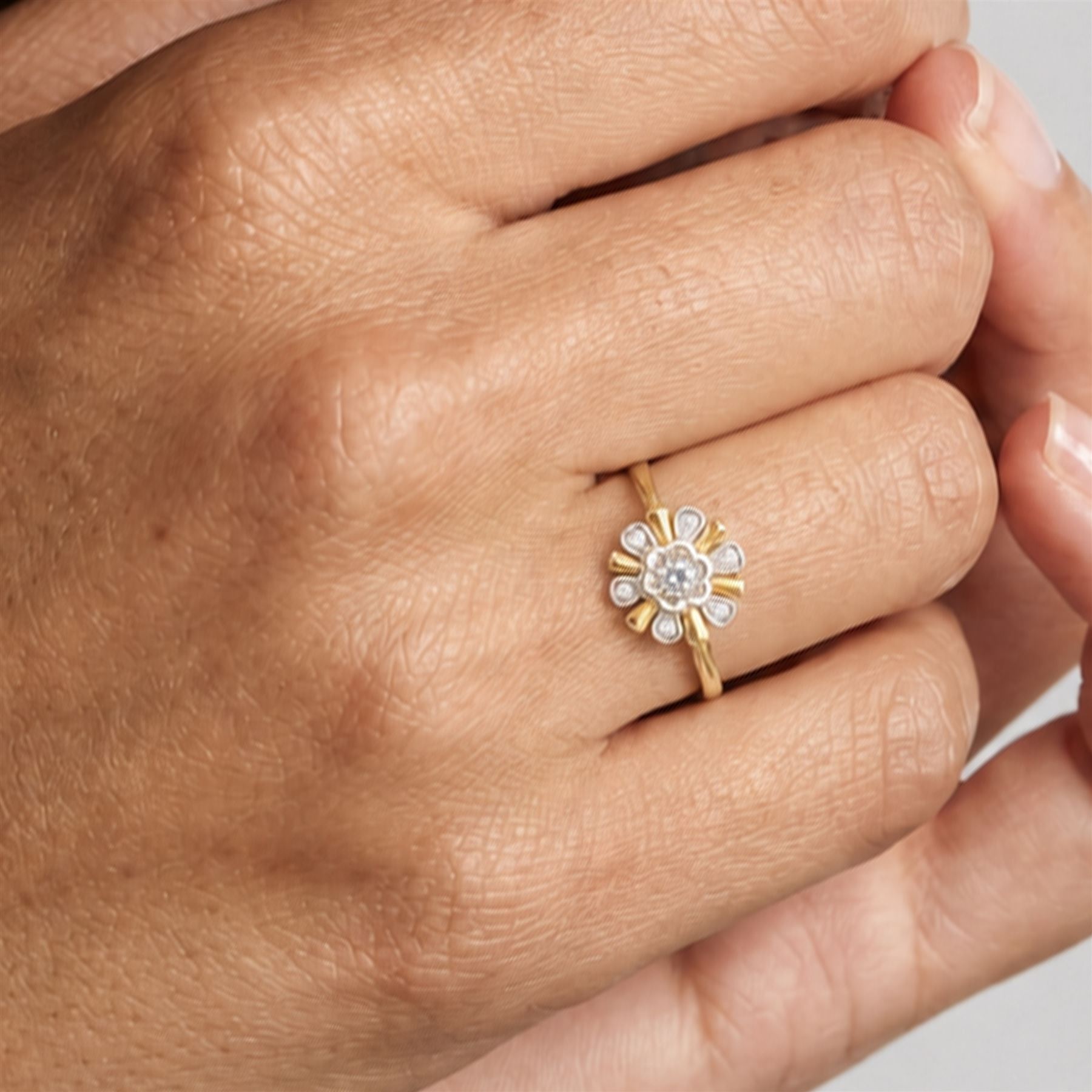 18ct gold diamond flower head cluster ring, round brilliant cut diamond surrounded by six single cut diamonds 