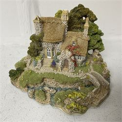 Nineteen Lilliput Lane models, including Dove Tails, Birdlip Bottom, Smallest Inn, Gossip Gate and Beehive Cottage, all with deeds and original boxes (19)