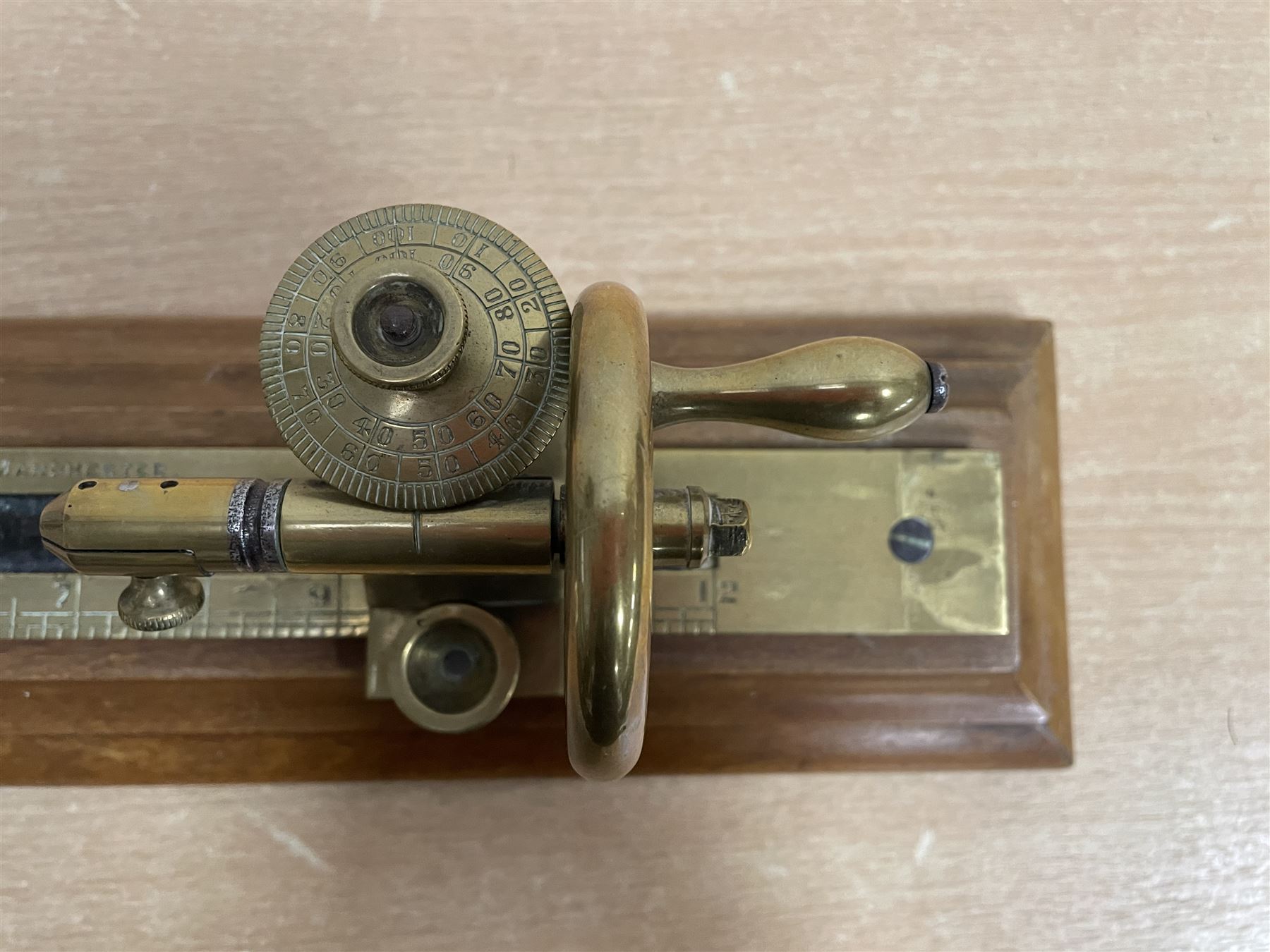 19th/ early 20th century brass and walnut yarn twist tester by Goodbrand & Co. Manchester, L49cm 
