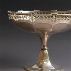 Early 20th century silver tazza, the bowl of circular form with pierced foliate border, upon and knopped stem and circular foot, hallmarked 	Marcus Beaver, Birmingham 1913, H11cm, D15cm