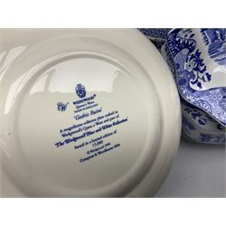 Spode Italian pattern large tureen and cover, together with matching dish, six Wedgwood plates, similar serving platter and vase