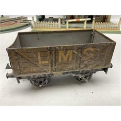 '0' gauge - Bing tin-plate two-storey double sided station with open walk-through to one end, rail side canopy, hinged doors and removable roof giving access to clock illumination L35cm; Bing hand-cranked turntable and open wagon; Marklin tin-plate level crossing barrier and Newspaper vendor's tin-plate four-wheel hand cart (5)