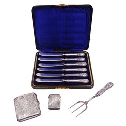 Group of silver, comprising set of six early 20th century silver handled butter knives, the handles decorated with cornucopia, hallmarked William Yates Ltd, Sheffield 1912, contained within a fitted case with blue silk and velvet lined interior, an Edwardian silver handled bread trident, hallmarked William Devenport, Birmingham 1904, a 1920's cigarette case, and a Victorian silver vesta case, approximate weighable silver 3.06 ozt (95.2 grams)