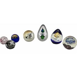 Svaja glass paperweight, together six ot