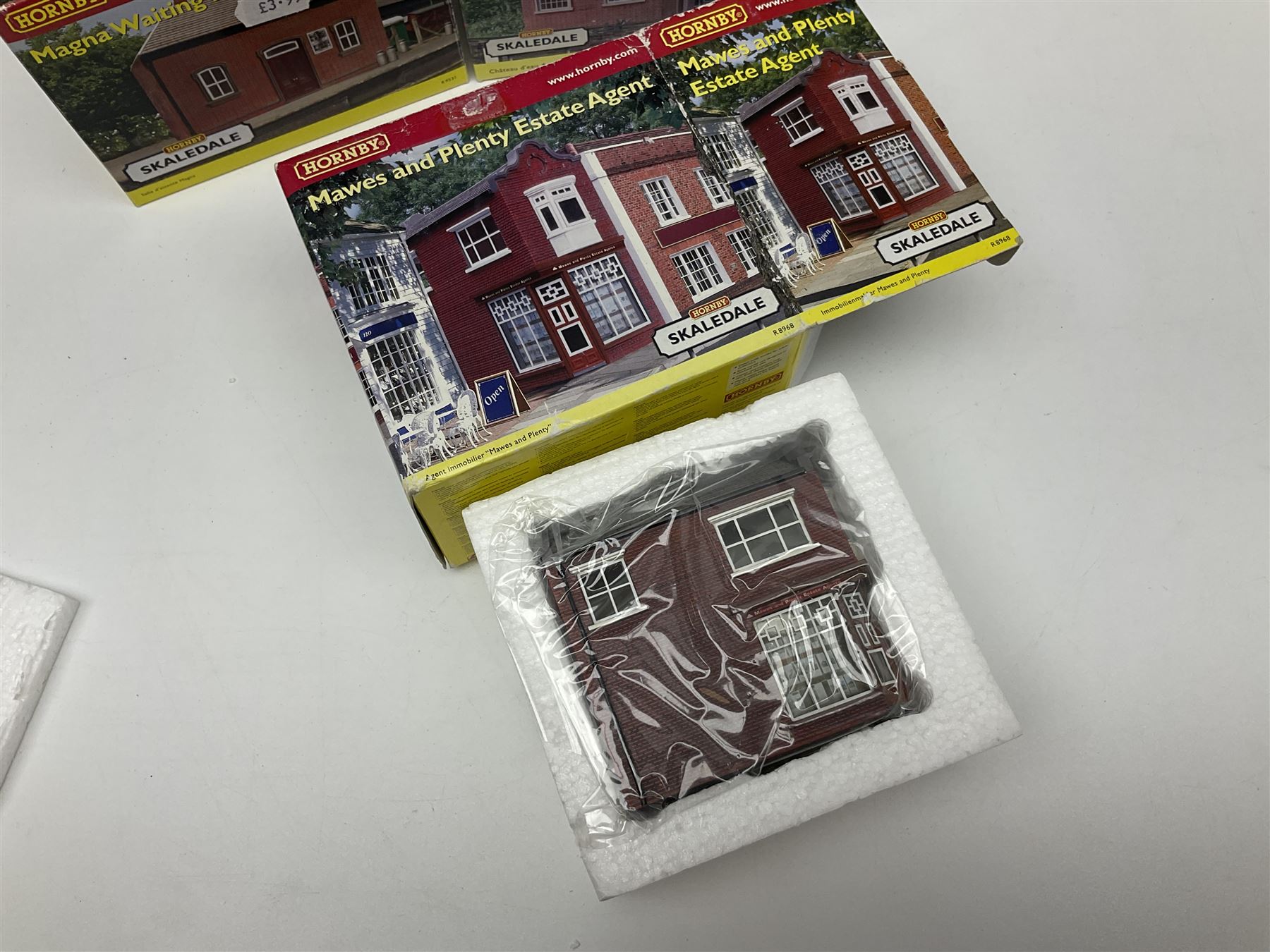 Hornby '00' gauge - nineteen Skaledale trackside buildings/accessories including R8542 Holly Farm Workshop, R9671 GWR Water Column and Crane, R8716 Upper Skaledale Main Building, R8657 Roundabout, R8993 Water Cleansing Tank, R8709 Fuel Oil Tanks, R8741 Purifiers, R9531 Magna Waiting Room etc; all but one boxed (19)