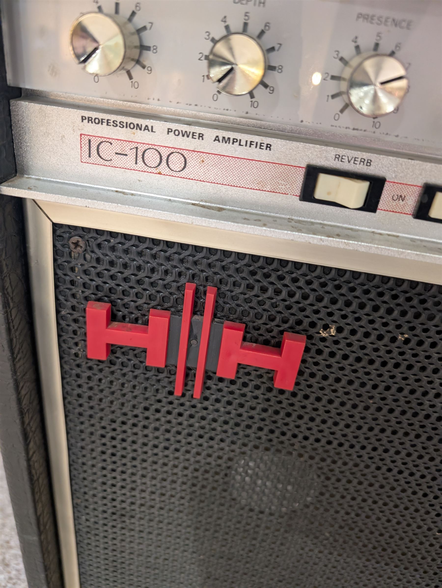 HH Electronics IC-100 combo 212 guitar amplifier, on casters with cover H65cm