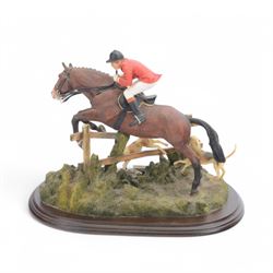 Limited edition Country Artists hunting figure group 'Over the Fence', upon an oval wooden plinth, limited edtion no. 41/500 with certificate, H23cm
