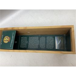 D`Arenburg 2007 The dead Arm Shiraz, 1.5 litre, 14%, together with Grahams 2001 crusted port, 75cl, 20%, both boxed 