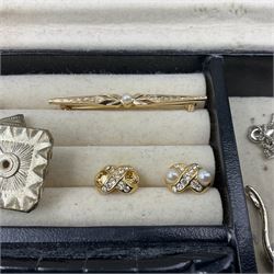 9ct gold jewellery including necklace links, locket, stud earrings, pearl stud earrings, silver jewellery and other costume jewellery, within black jewellery box