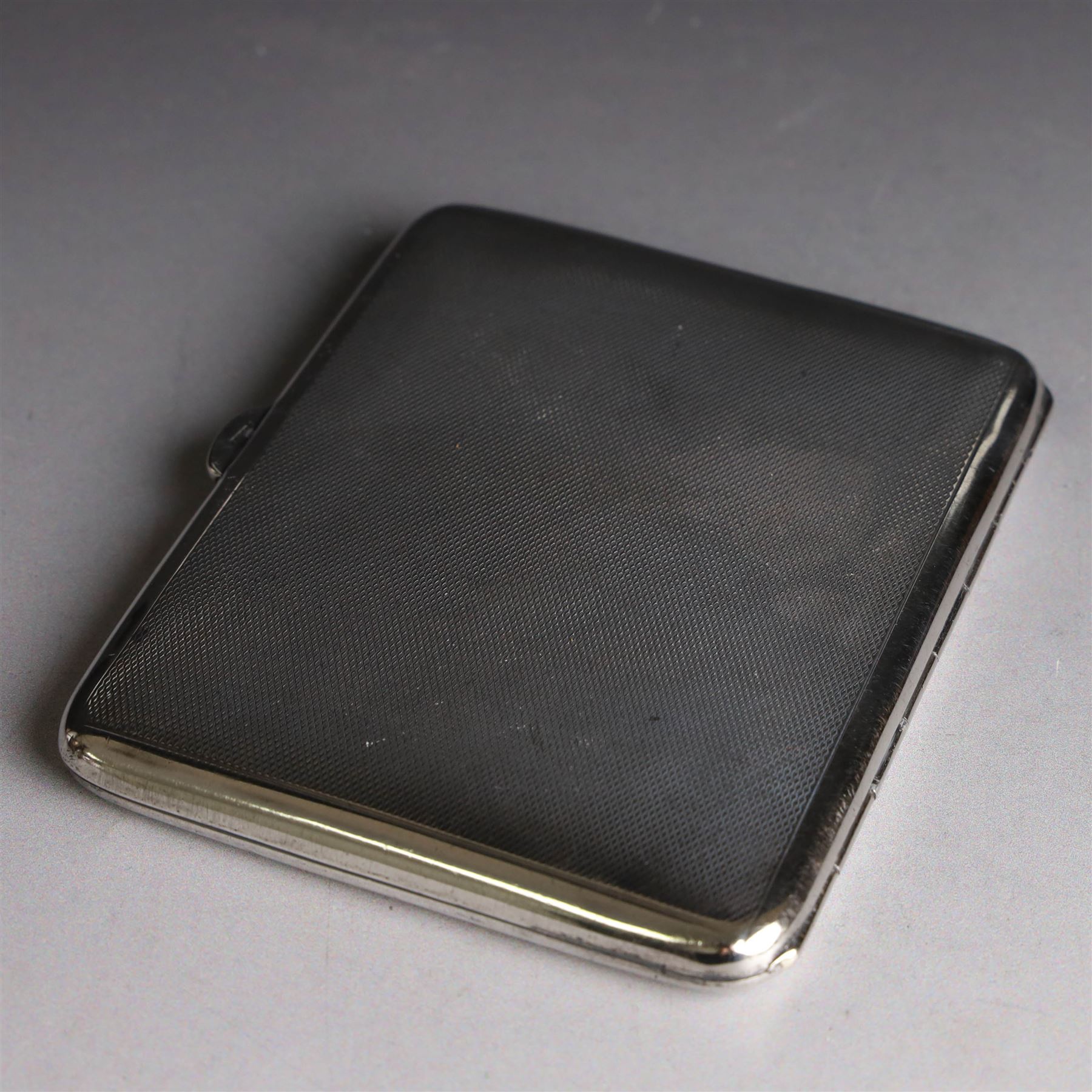 1930s silver cigarette case, of rectangular form with rounded corners, with engine turned decoration, hallmarked Smith & Bartlam, Birmingham 1936, H10cm