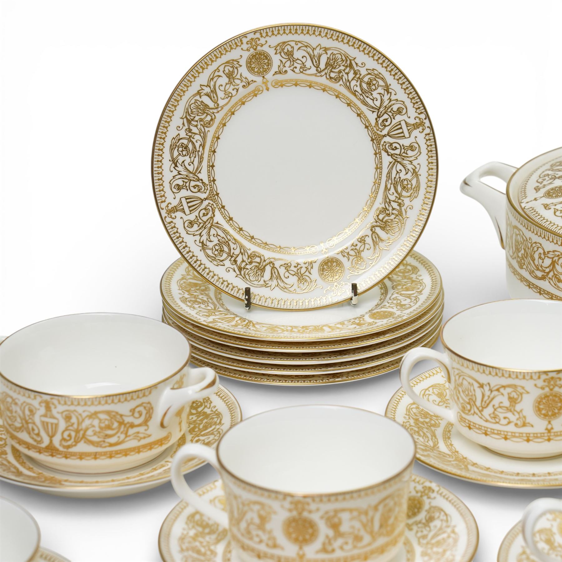 Royal Worcester Hyde Park tea and dinner wares, comprising nine dinner plates, nine smaller dinner plates, thirteen side plates, nine soup bowls and saucers, eleven teacups, eleven saucers, sauceboat and saucer, four covered tureens and one platter