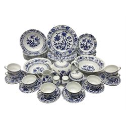 Kahla Zwiebelmuster tea and dinner service for eight , to include teapot, milk jug, covered sucrier, cups and saucers, dinnerplate's etc 