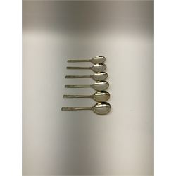 Oneida Community silver plated cutlery in the Mansion House pattern, comprising fithteen teaspoons, twelve soup spoons and six serving spoons together with matched cutlery, compromising fourteen forks, twentythree knives, twelve spoons, ten dessert spoons, one teaspoons,and a selection of other cutlery. 