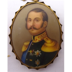  Portrait of a Gentleman, 17th/18th century painting on copper, with Crest painted on the reverse and four Portrait miniatures of Gentleman max 20.5cm x 9cm (5)  