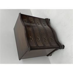 Early 20th century Georgian style mahogany serpentine chest, the moulded top over four graduating drawers, canted fluted corners, on ogee bracket feet