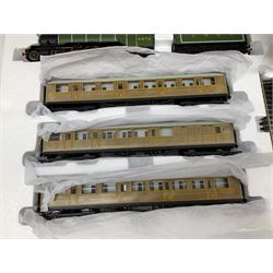 Hornby '00' gauge - Flying Scotsman electric train set with Class A3 4-6-2 locomotive 'Flying Scotsman' No.4472 and three teak style passenger coaches, boxed with TrakMat pack