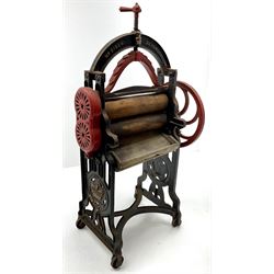 Victorian Wm Dixon of Beverley cast iron mangle
