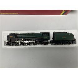 Hornby '00' gauge - Class 9F 2-10-0 locomotive 'Evening Star' No.92220; Standard Class 7P6F locomotive 'Britannia' No.70000; both boxed; and 4-6-2 locomotive 'Flying Scotsman' No.4472; in box base only with slip-case (3)
