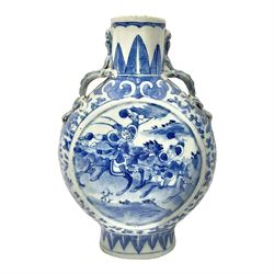 Late 19th/early 20th century Chinese blue and white vase, of moon flask form with twin lizard handles to shoulders, the central panel painted with warriors on horseback, H22cm