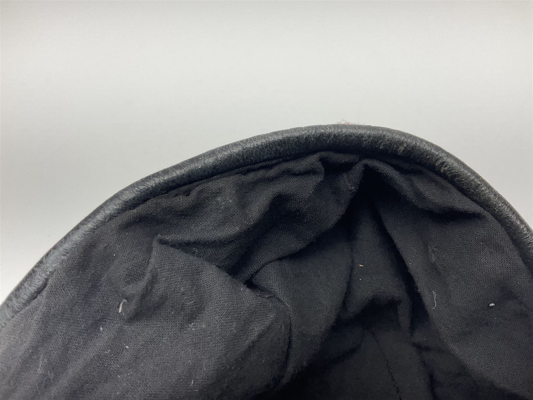 WW2 British Airborne Troops/Paratroopers Steel Helmet with green textured paint finish and netting cover, leather and sponge liner and three point chinstrap mounting; liner marked BMB 1943; together with a paratrooper's maroon beret with metal badge (2)