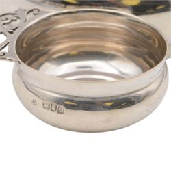 American silver porringer, after the original design by Paul Revere, of circular form with single pierced keyhole pattern handle, stamped J. E Caldwell & Co 925 Sterling Philadelphia, together with a similar miniature example, hallmarked London 1904, largest D11cm (2)