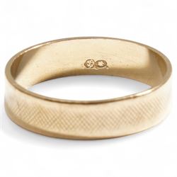 Gold wedding band, with engraved decoration