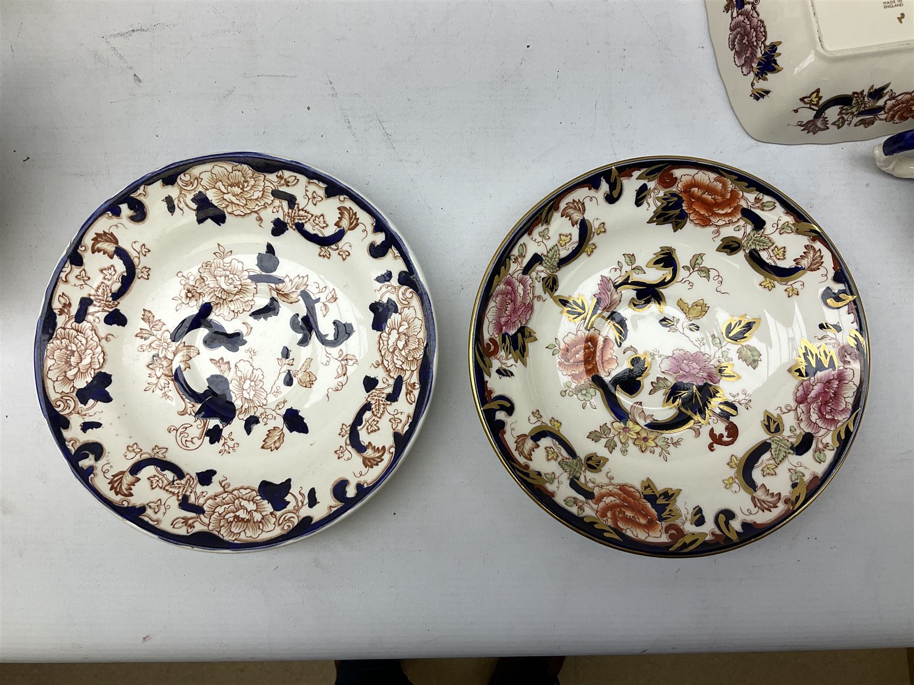 Masons Ironstone Mandalay pattern wares, to include table lamp, pair of candlesticks, clock, pair of vases, footed dish, dinner plates etc (18)