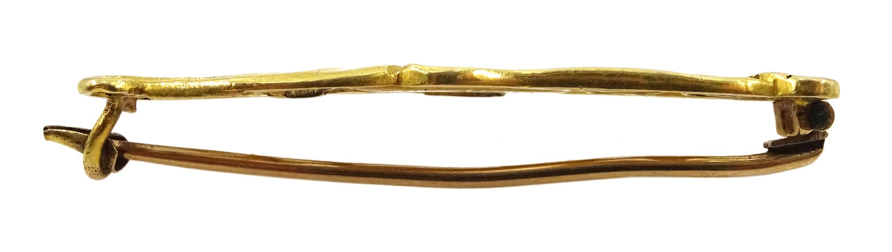 Art Nouveau 17ct gold open work bar brooch, the back engraved Rd No. 377757