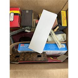Collection of '00' gauge model railway accessories, including Peco Streamline and Insulfrog track, Metcalfe Platform kit, kit built model railway buildings and other accessories