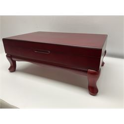 Viners Emassy canteen of Sheffield silver plated cutlery, 58 pieces, comprising eight table knives, dessert knives, dessert spoons, teaspoons, table forks, dessert forks, soup spoons, and two table spoons, housed in case with hinged lift up lid raised on four feet, L45cm