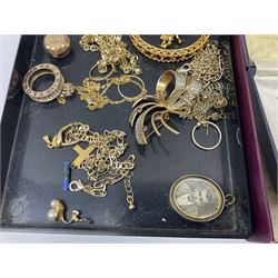 Quantity of gold plated jewellery and oddments, to include bangle, chains, pendants etc, and other jewellery, rings, earrings etc