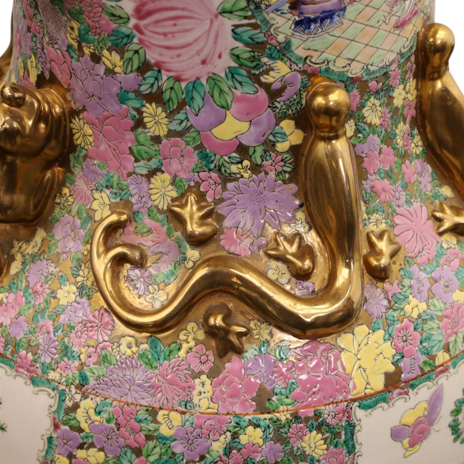 Chinese canton famille rose floor standing vase, decoration with panels depicting court scenes, surrounded by birds and flowers, with applied gilded Fo dogs and salamanders, H94cm