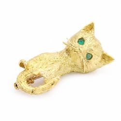 18ct gold cat brooch, set with round cabochon cut emerald eyes and textured fur, stamped 750